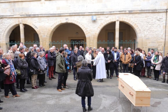 La veuve, Carol Augier et ses enfants Hadrien et Manon, Christian Jeanpierre, Michel Drucker - Obsèques de Sylvain Augier en l'église de Sommières, petite commune du Gard le 28 mars 2024. L'ancien présentateur de La Carte au trésor est décédé brutalement à 68 ans le samedi 16 mars à son domicile de Lecques. © Franz Chavaroche/Nice-Matin/Bestimage