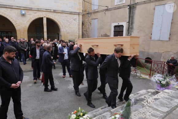 La veuve, Carol Augier et ses enfants Hadrien et Manon, Christian Jeanpierre, Michel Drucker - Obsèques de Sylvain Augier en l'église de Sommières, petite commune du Gard le 28 mars 2024. L'ancien présentateur de La Carte au trésor est décédé brutalement à 68 ans le samedi 16 mars à son domicile de Lecques. © Franz Chavaroche/Nice-Matin/Bestimage