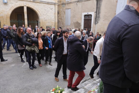 Amis et proches sont venus l'accompagner dans son dernier voyage
La veuve, Carol Augier et ses enfants Hadrien et Manon, Michel Drucker - Obsèques de Sylvain Augier en l'église de Sommières, petite commune du Gard le 28 mars 2024. L'ancien présentateur de La Carte au trésor est décédé brutalement à 68 ans le samedi 16 mars à son domicile de Lecques. © Franz Chavaroche/Nice-Matin/Bestimage