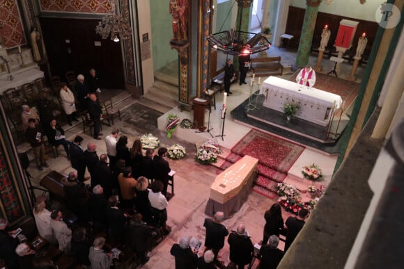 La veuve, Carol Augier et ses enfants Hadrien et Manon - Obsèques de Sylvain Augier en l'église de Sommières, petite commune du Gard le 28 mars 2024. L'ancien présentateur de La Carte au trésor est décédé brutalement à 68 ans le samedi 16 mars à son domicile de Lecques. © Franz Chavaroche/Nice-Matin/Bestimage