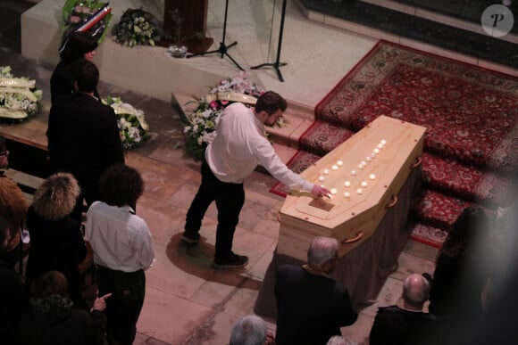 La veuve, Carol Augier et son fils Hadrien - Obsèques de Sylvain Augier en l'église de Sommières, petite commune du Gard le 28 mars 2024. L'ancien présentateur de La Carte au trésor est décédé brutalement à 68 ans le samedi 16 mars à son domicile de Lecques. © Franz Chavaroche/Nice-Matin/Bestimage