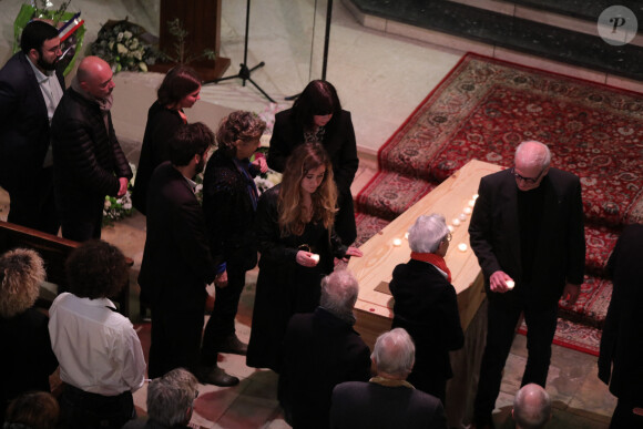 La veuve, Carol Augier et ses enfants Hadrien et Manon - Obsèques de Sylvain Augier en l'église de Sommières, petite commune du Gard le 28 mars 2024. L'ancien présentateur de La Carte au trésor est décédé brutalement à 68 ans le samedi 16 mars à son domicile de Lecques. © Franz Chavaroche/Nice-Matin/Bestimage