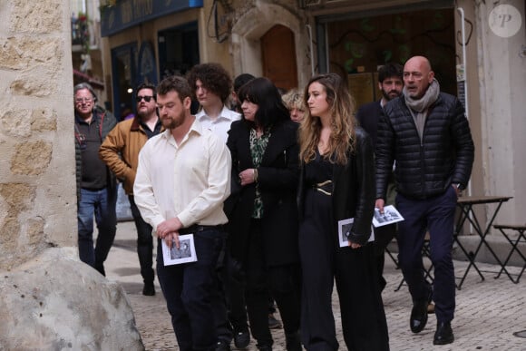 La veuve, Carol Augier et ses enfants Hadrien et Manon - Obsèques de Sylvain Augier en l'église de Sommières, petite commune du Gard le 28 mars 2024. L'ancien présentateur de La Carte au trésor est décédé brutalement à 68 ans le samedi 16 mars à son domicile de Lecques. © Franz Chavaroche/Nice-Matin/Bestimage