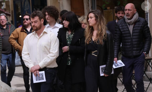 La veuve, Carol Augier et ses enfants Hadrien et Manon - Obsèques de Sylvain Augier en l'église de Sommières, petite commune du Gard le 28 mars 2024. L'ancien présentateur de La Carte au trésor est décédé brutalement à 68 ans le samedi 16 mars à son domicile de Lecques. © Franz Chavaroche/Nice-Matin/Bestimage