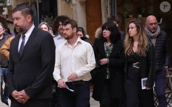 La veuve, Carol Augier et ses enfants Hadrien et Manon - Obsèques de Sylvain Augier en l'église de Sommières, petite commune du Gard le 28 mars 2024. L'ancien présentateur de La Carte au trésor est décédé brutalement à 68 ans le samedi 16 mars à son domicile de Lecques. © Franz Chavaroche/Nice-Matin/Bestimage