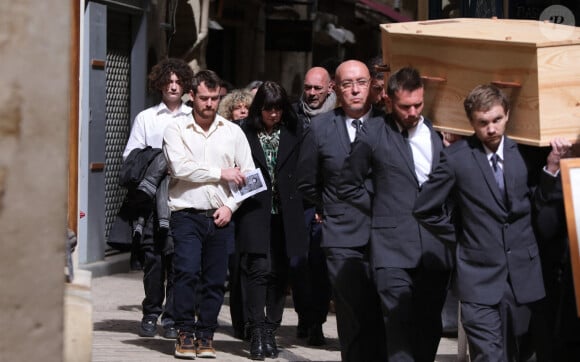 La veuve, Carol Augier et son fils Hadrien - Obsèques de Sylvain Augier en l'église de Sommières, petite commune du Gard le 28 mars 2024. L'ancien présentateur de La Carte au trésor est décédé brutalement à 68 ans le samedi 16 mars à son domicile de Lecques. © Franz Chavaroche/Nice-Matin/Bestimage