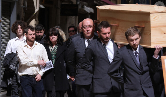 La veuve, Carol Augier et son fils Hadrien - Obsèques de Sylvain Augier en l'église de Sommières, petite commune du Gard le 28 mars 2024. L'ancien présentateur de La Carte au trésor est décédé brutalement à 68 ans le samedi 16 mars à son domicile de Lecques. © Franz Chavaroche/Nice-Matin/Bestimage