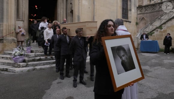 La veuve, Carol Augier et son fils Hadrien - Obsèques de Sylvain Augier en l'église de Sommières, petite commune du Gard le 28 mars 2024. L'ancien présentateur de La Carte au trésor est décédé brutalement à 68 ans le samedi 16 mars à son domicile de Lecques. © Franz Chavaroche/Nice-Matin/Bestimage