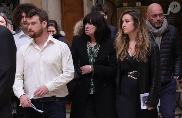 La veuve, Carol Augier et ses enfants Hadrien et Manon - Obsèques de Sylvain Augier en l'église de Sommières, petite commune du Gard le 28 mars 2024. L'ancien présentateur de La Carte au trésor est décédé brutalement à 68 ans le samedi 16 mars à son domicile de Lecques. © Franz Chavaroche/Nice-Matin/Bestimage