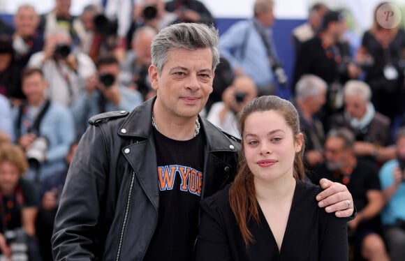 Benjamin Biolay et sa fille Anna Biolay au photocall de "Rosalie" lors du 76ème Festival International du Film de Cannes, le 18 mai 2023. © Jacovides/Moreau/Bestimage