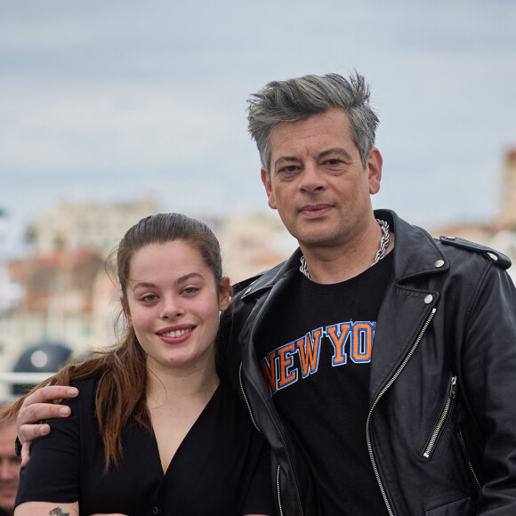 Benjamin Biolay a donné naissance à sa fille Anna lors de son union avec Chiara Mastroianni
Benjamin Biolay et sa fille Anna Biolay au photocall de "Rosalie" lors du 76ème Festival International du Film de Cannes, le 18 mai 2023. © Jacovides/Moreau/Bestimage 