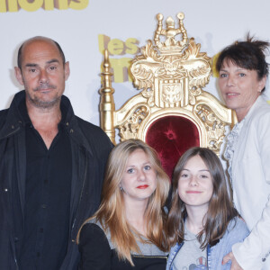 Ensemble, ils ont fondé une jolie famille
Bernard Campan avec sa femme Anne et ses enfants Loan et Nina - Avant première du film "Les Minions" au Grand Rex à Paris le 23 juin 2015. 