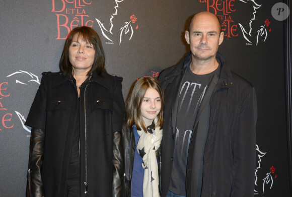 Bernard Campan avec sa femme Anne et leur fille - People a la generale de la comedie musicale "La Belle et la Bete" au Theatre Mogador a Paris le 24 octobre 2013.