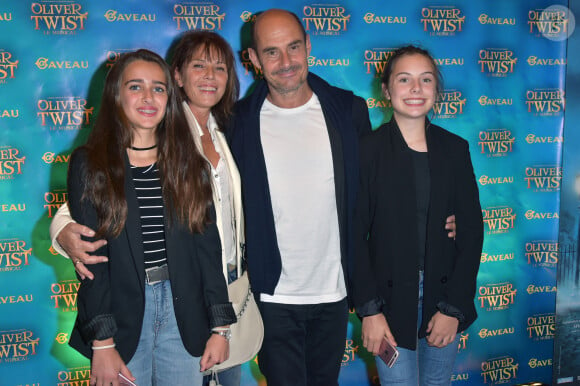 C'est avec Anne qu'il partage sa vie
Bernard Campan, sa femme Anne Campan et leurs enfants Nina Campan et Loan Campan - Première de la comedie musicale "Oliver Twist la Musicale" à la salle Gaveau à Paris, France, le 26 septembre 2016. © Giancarlo Gorassini/Bestimage