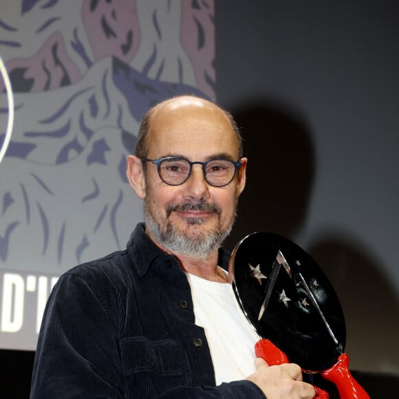 "On a traversé des épreuves mais on a la chance de s'aimer. L'usure du couple est quand même là. C'est quelque chose de difficile à gérer même lorsqu'on s'aime toujours", confie le comédien
Bernard Campan, Prix d'interprétation masculine lors de la cérémonie de clôture du 27ème Festival International du Film de Comédie de l'Alpe d'Huez, France, le 20 janvier 2024. © Dominique Jacovides/Bestimage