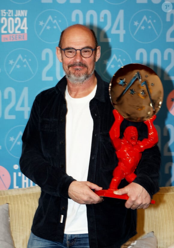 Bernard Campan, Prix d'interprétation masculine pour "Et Plus si Affinités" au photocall des lauréats après la cérémonie de clôture du 27ème Festival International du Film de Comédie de l'Alpe d'Huez, France, le 20 janvier 2024. © Dominique Jacovides/Bestimage 