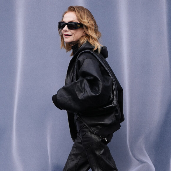 Isabelle Huppert - Arrivées au défilé de mode Femmes prêt-à-porter automne-hiver 2024/2025 "Balenciaga", dans la cour du Dôme des Invalides, lors de la fashion week de Paris le 3 mars 2024. © Lucia Sabatelli / Bestimage 