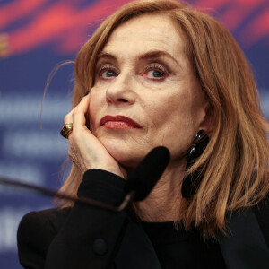 Isabelle Huppert en conférence de presse pour le film "A Traveler's Needs" lors du 74ème Festival International du film de Berlin, La Berlinale, le 19 février 2024. 