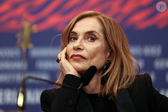 Isabelle Huppert en conférence de presse pour le film "A Traveler's Needs" lors du 74ème Festival International du film de Berlin, La Berlinale, le 19 février 2024. 