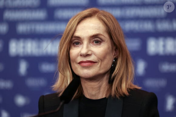 Isabelle Huppert en conférence de presse pour le film "A Traveler's Needs" lors du 74ème Festival International du film de Berlin, La Berlinale, le 19 février 2024. 