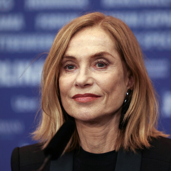 Isabelle Huppert en conférence de presse pour le film "A Traveler's Needs" lors du 74ème Festival International du film de Berlin, La Berlinale, le 19 février 2024. 