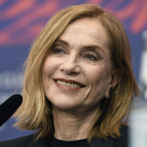 Isabelle Huppert en conférence de presse pour le film "A Traveler’s Needs" lors du 74ème Festival International du film de Berlin, La Berlinale. Le 19 février 2024 © Imago / Panoramic / Bestimage  