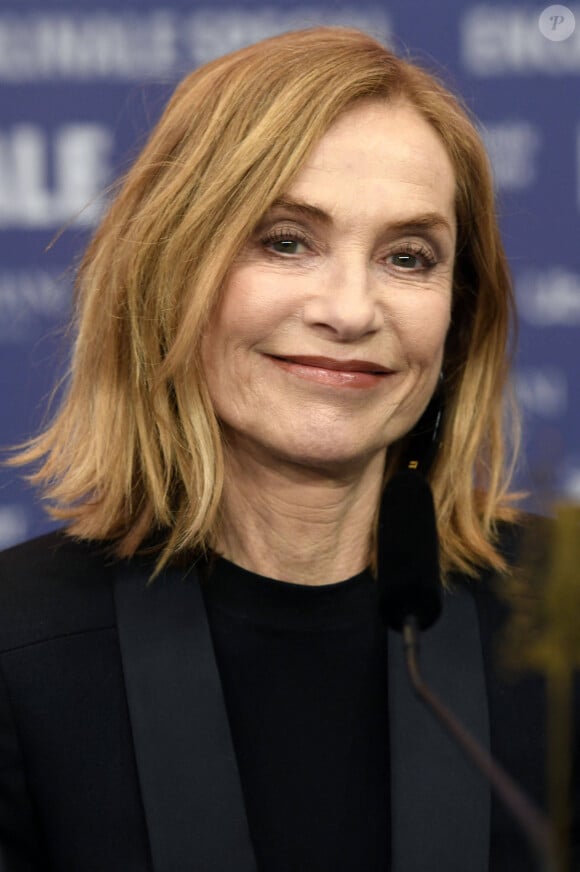 Isabelle Huppert en conférence de presse pour le film "A Traveler’s Needs" lors du 74ème Festival International du film de Berlin, La Berlinale. Le 19 février 2024 © Imago / Panoramic / Bestimage  