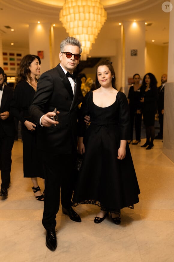 Benjamin Biolay et sa fille Anna - Personnalités à l'hôtel Martinez avant la montée des marches du film Indiana Jones et le cadran de la destinée (Indiana Jones and the Dial of destiny) lors du 76ème Festival International du Film de Cannes le 18 mai 2023. © Tiziano Da Silva / Pierre Perusseau / Bestimage 