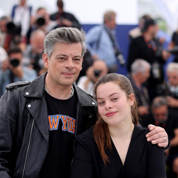 En attendant il profite de son aînée Anna. 
Benjamin Biolay et sa fille Anna Biolay au photocall de "Rosalie" lors du 76ème Festival International du Film de Cannes, le 18 mai 2023. © Jacovides/Moreau/Bestimage 
