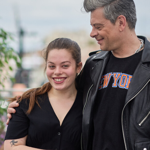 Qui suit peu à peu ses pas dans le cinéma, d'ailleurs ! 
Benjamin Biolay et sa fille Anna Biolay au photocall de "Rosalie" lors du 76ème Festival International du Film de Cannes, le 18 mai 2023. © Jacovides/Moreau/Bestimage 