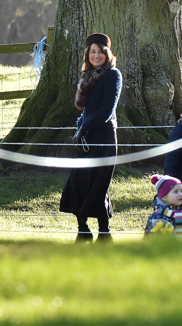 Carole Middleton - reine Elisabeth II d'Angleterre, le prince Philip, le prince William et la duchesse de Cambridge, Catherine Kate Middleton célèbrent le 100 ème anniversaire du retrait final de la péninsule de Gallipoli pendant la 1 ère guerre mondiale au Mémorial de Sandrigham le 10 janvier 2016. Ils ont assisté un plus tôt en l'église Mary Magdalene à une messe où la famille Middleton était invitée par la reine. 