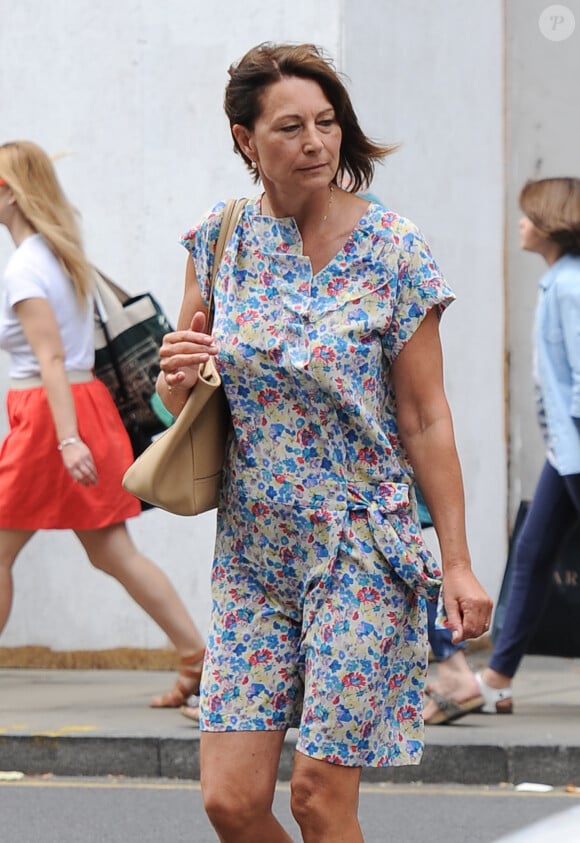 Comme l'ensemble de la planète, elle a récemment a appris que sa fille était atteinte d'un cancer
Exclusif - Carole Middleton fait les soldes sur Kensington High Street à Londres, le 15 juillet 2014. 
