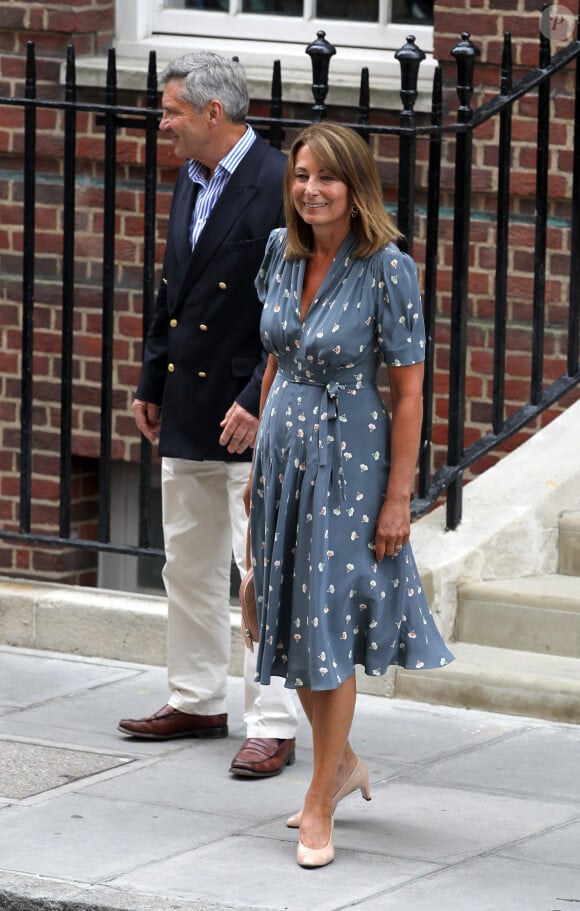 Carole et Michael Middleton sont alles voir leur petit-fils, le nouveau ne de la famille royale, le bebe de Kate Middleton et du prince William, a la maternite de l'hopital St-Mary a Londres. Le 23 juillet 2013 