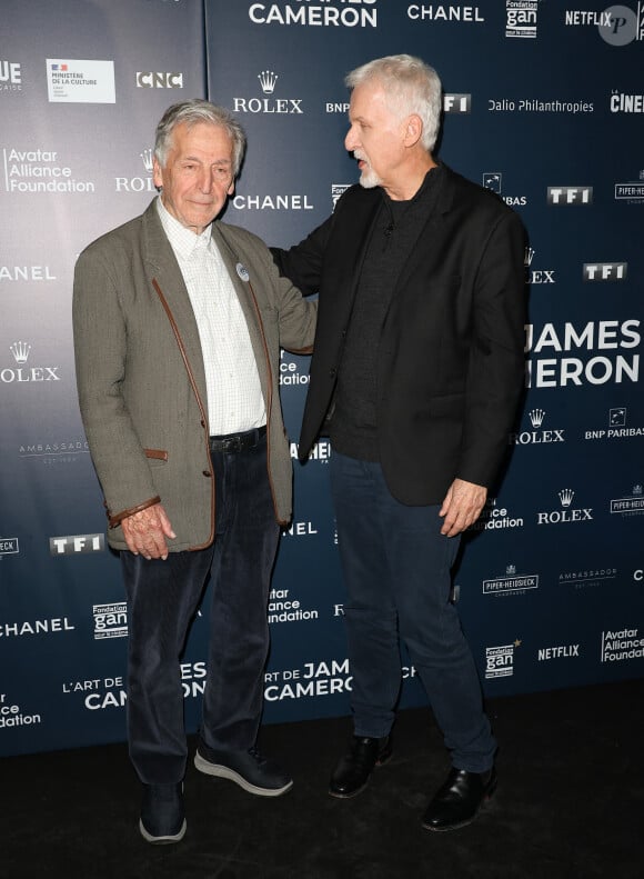 Costa-Gavras et James Cameron - Vernissage de l'exposition "L'Art de James Cameron" à La Cinémathèque française à Paris, le 3 avril 2024. © Guirec Coadic / Bestimage