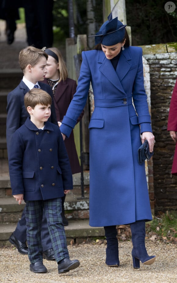 Elle va lui cuisiner elle-même son gâteau. 
Catherine (Kate) Middleton, princesse de Galles, le prince George de Galles et le prince Louis de Galles - Les membres de la famille royale britannique lors de la messe du matin de Noël en l'église St-Mary Magdalene à Sandringham, le 25 décembre 2023.