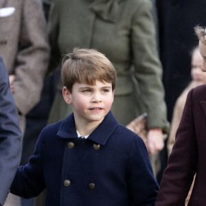 Heureusement, le petit garçon est très entouré ! 
Mia Tindall et le prince Louis de Galles - Les membres de la famille royale britannique lors de la messe du matin de Noël en l'église St-Mary Magdalene à Sandringham, le 25 décembre 2023.