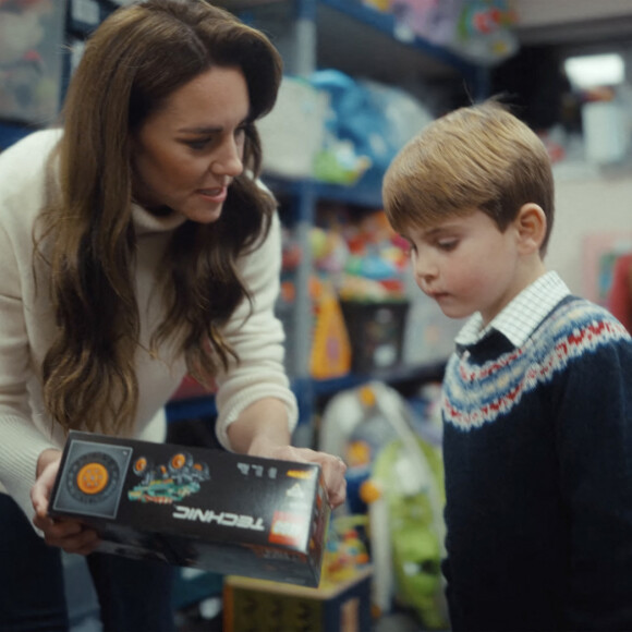 Kate Middleton va respecter une tradition pour l'anniversaire de Louis. 
Catherine (Kate) Middleton, princesse de Galles, et ses enfants, le prince George de Galles, la princesse Charlotte de Galles, et le prince Louis de Galles, aident à préparer des sacs-cadeaux de Noël pour des familles au seuil de la pauvreté. 