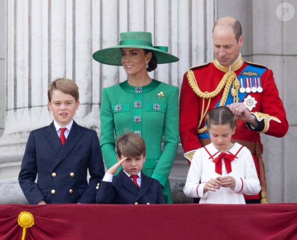 Mais la tradition est importante pour les trois enfants déjà très perturbés. 
Le prince George, le prince Louis, la princesse Charlotte, Kate Catherine Middleton, princesse de Galles, le prince William de Galles - La famille royale d'Angleterre sur le balcon du palais de Buckingham lors du défilé "Trooping the Colour" à Londres. Le 17 juin 2023