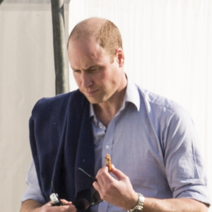 Le prince William - Le prince Harry et sa compagne Meghan Markle s'enlacent tendrement après un match de polo à Ascot le 7 mai 2017. 