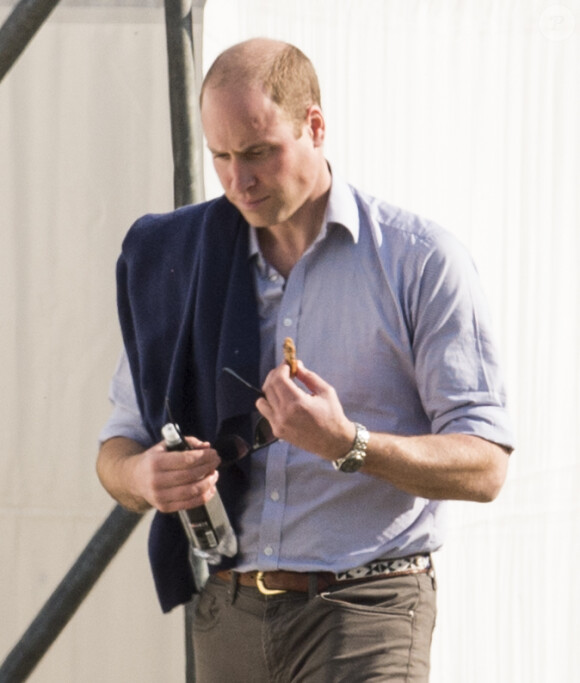 Le prince William - Le prince Harry et sa compagne Meghan Markle s'enlacent tendrement après un match de polo à Ascot le 7 mai 2017. 