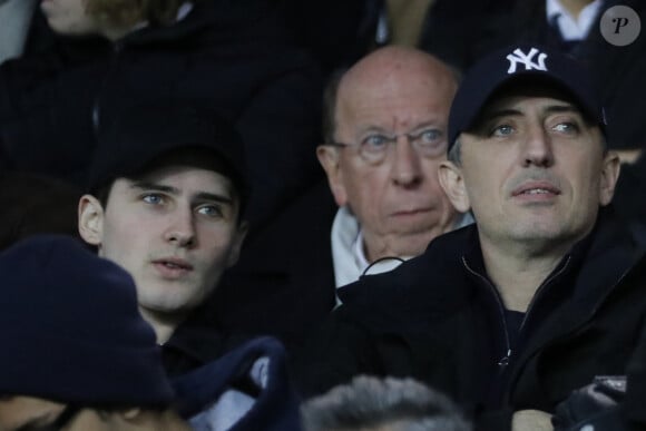 Noé, proche de son père Gad Elmaleh, a fait de lui un heureux grand-père.
Gad Elmaleh and son fils Noé lors du match PSG vs Lille au Parc des Princes en France, en 2018. Photo par Henri Szwarc/ABACAPRESS.COM