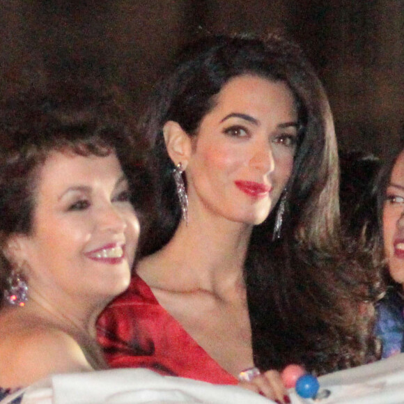 Et s'est conclu par la naissance de leurs jumeaux en 2017. 
Amal Alamuddin et sa mère Baria - Les futurs mariés quittent l'hôtel Cipriani en compagnie de leurs invités. George Clooney partira de son côté pour enterrer sa vie de garçons dans un restaurant "Da Ivo", tandis qu'Amal rentrera à son hôtel. Venise, le 26 septembre 2014 