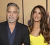 George Clooney a tenu à choisir une bague particulière pour ses fiançailles avec Amal. 
George Clooney et Amal Clooney - Première du film "The Boys in The Boat" à Los Angeles.