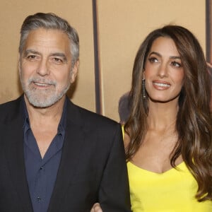 George Clooney a tenu à choisir une bague particulière pour ses fiançailles avec Amal. 
George Clooney et Amal Clooney - Première du film "The Boys in The Boat" à Los Angeles.