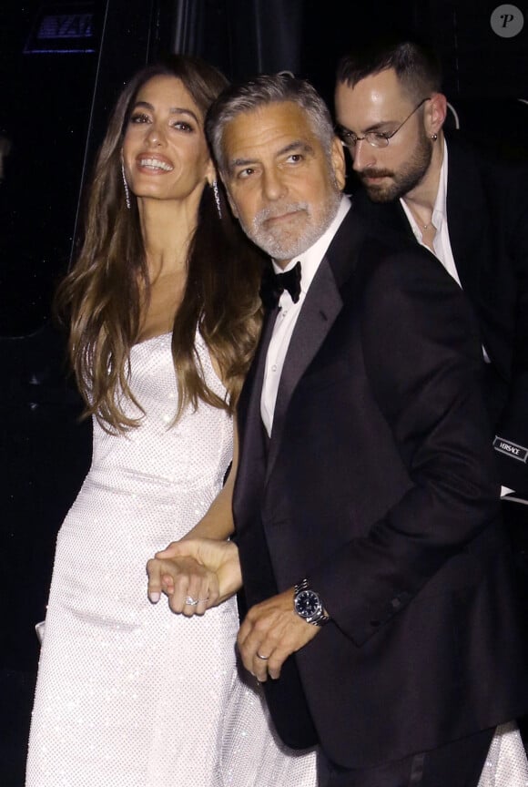 Et le couple est toujours aussi soudé ! 
George Clooney et Amal Clooney - Albie Awards de la Fondation Clooney pour la justice, 28 septembre 2023.