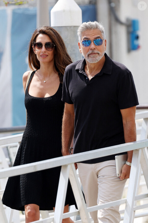 L'acteur américain George Clooney et sa femme Amal arrivent en bateau-taxi à l'aéroport de Venise-Marco Polo après avoir assister au 80ème festival international du film de Venise, La Mostra, à Venise, Italie, le 1er septembre 2023. 