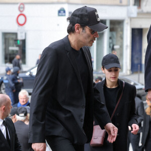 Il l'a prise à Douchy, propriété de son père Alain Delon. Ce dernier, sous curatelle et malade, s'y repose.
Anthony Delon - Arrivées aux obsèques de Jean-Yves Le Fur en l'église Saint-Roch à Paris, le 6 avril 2024. © Jacovides / Moreau / Bestimage