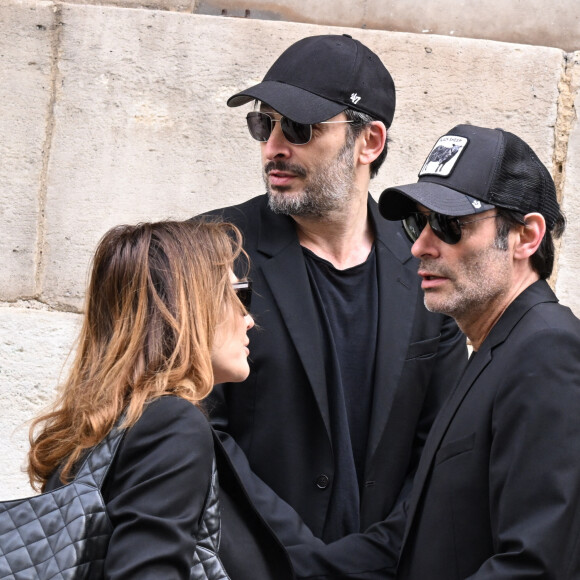 Carla Bruni, Anthony Delon et Michaël Cohen - Arrivées aux obsèques de Jean-Yves Le Fur en l'église Saint-Roch à Paris, le 6 avril 2024.