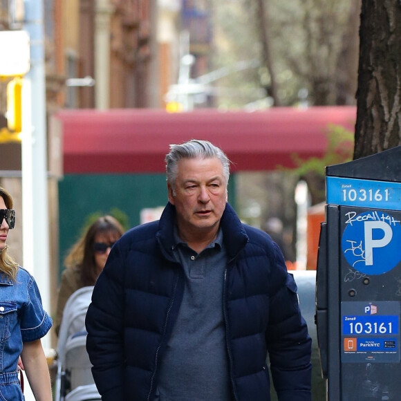 Alec Baldwin et Hilaria Baldwin se promènent à New York.