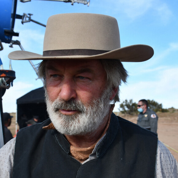 Le département du shériff de Santa Fe dévoile des photos et des vidéos du drame qui coûté la vie à Halyna Hutchins lors du tournage du film "Rust" avec Alec Baldwin.